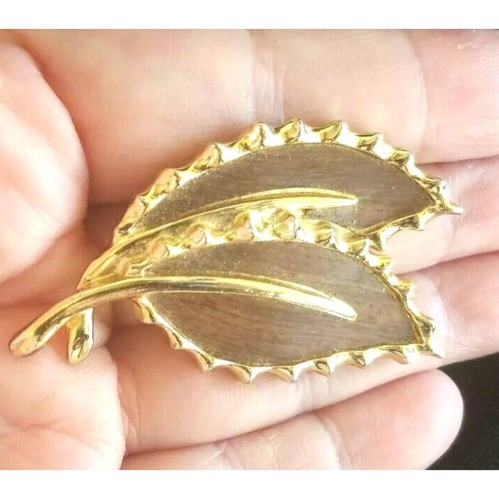 Vintage Sarah Coventry Brown Gold tone double leaf Brooch 2.25"